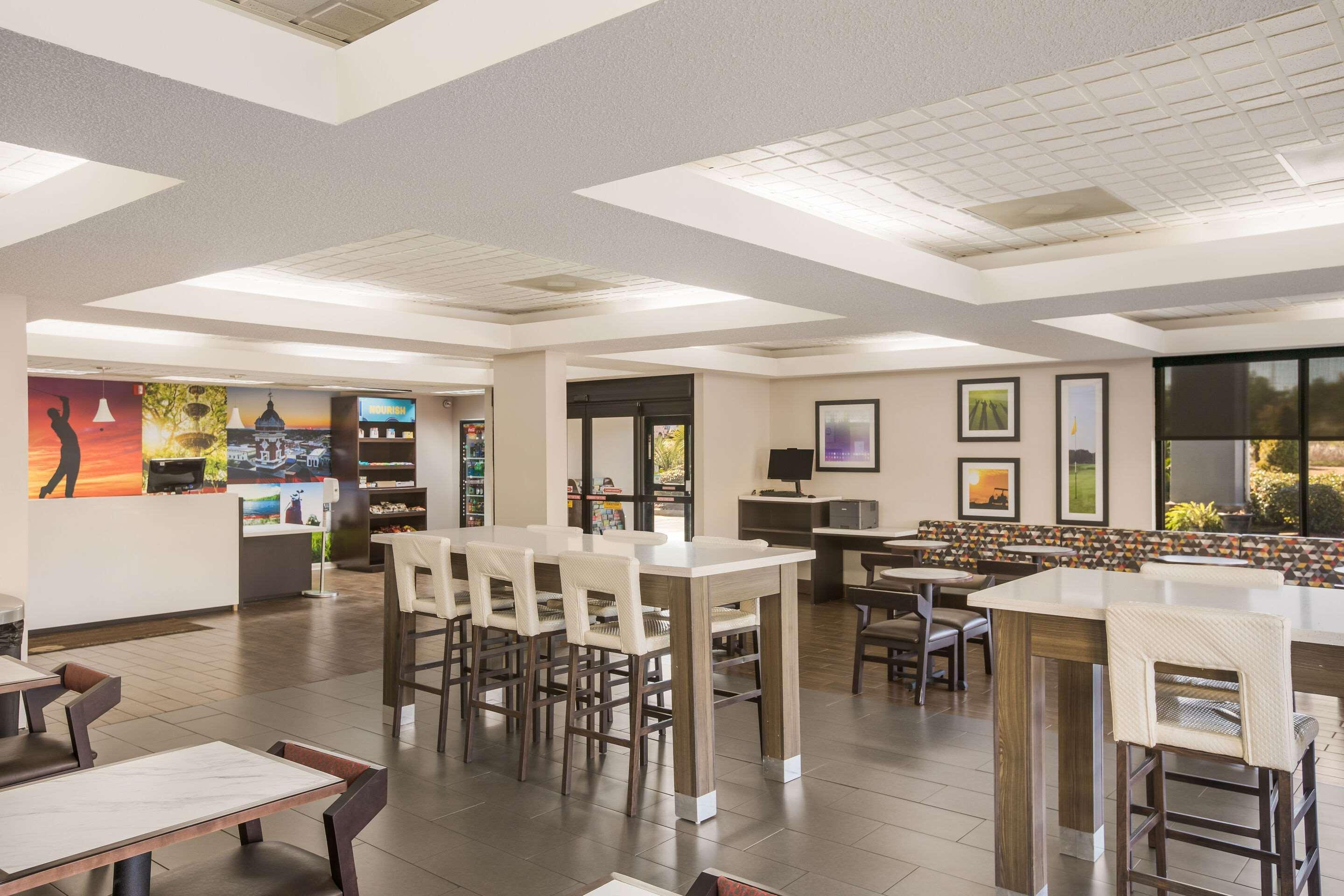 Clarion Pointe Forsyth I-75 Hotell Exteriör bild